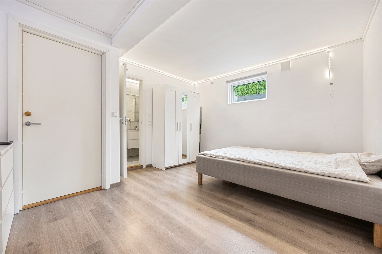 Fra soverommet har man tilgang til et eget bad. Galleribilde