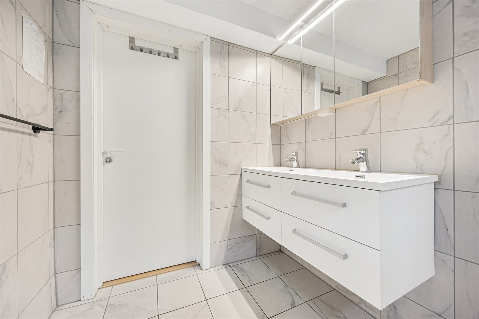 Innredningen består av dobbel servant, dusjhjørne og vegghengt toalett. Galleribilde