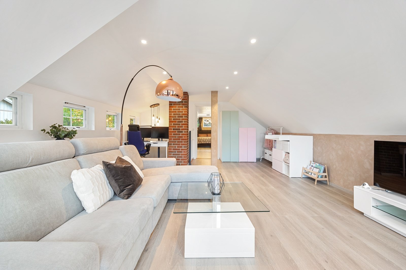 De lyse overflatene skaper et luftig inntrykk. Galleribilde