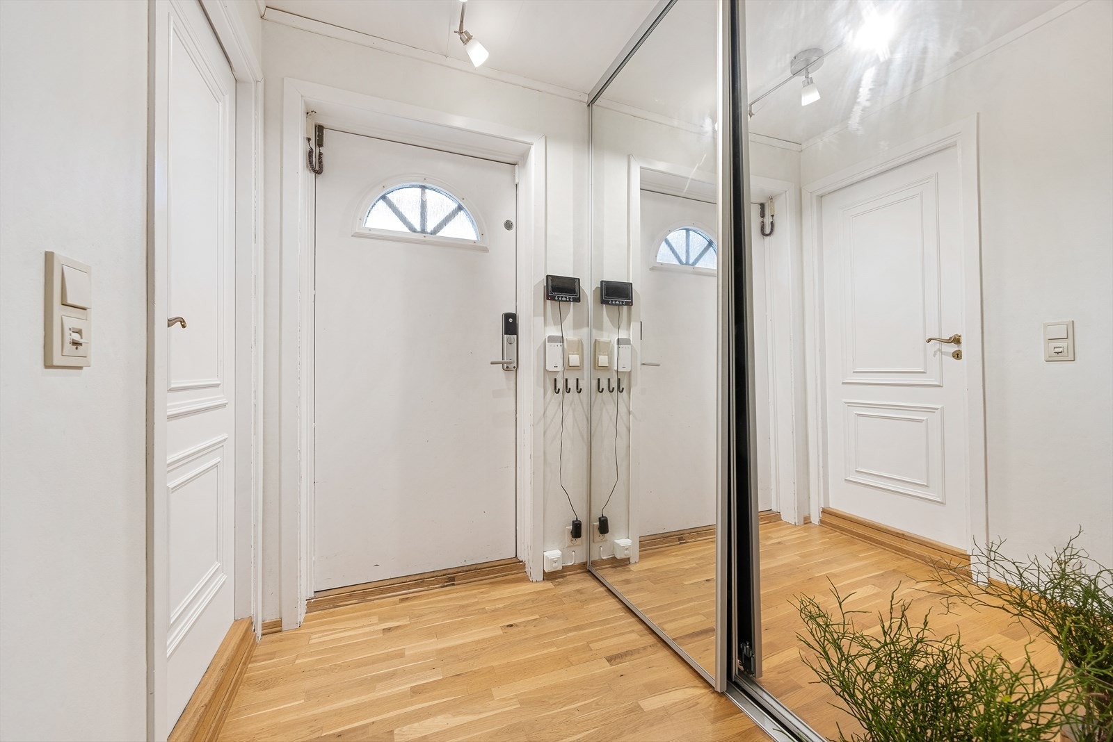 Velkommen inn til en lys og romslig vindfang. Galleribilde