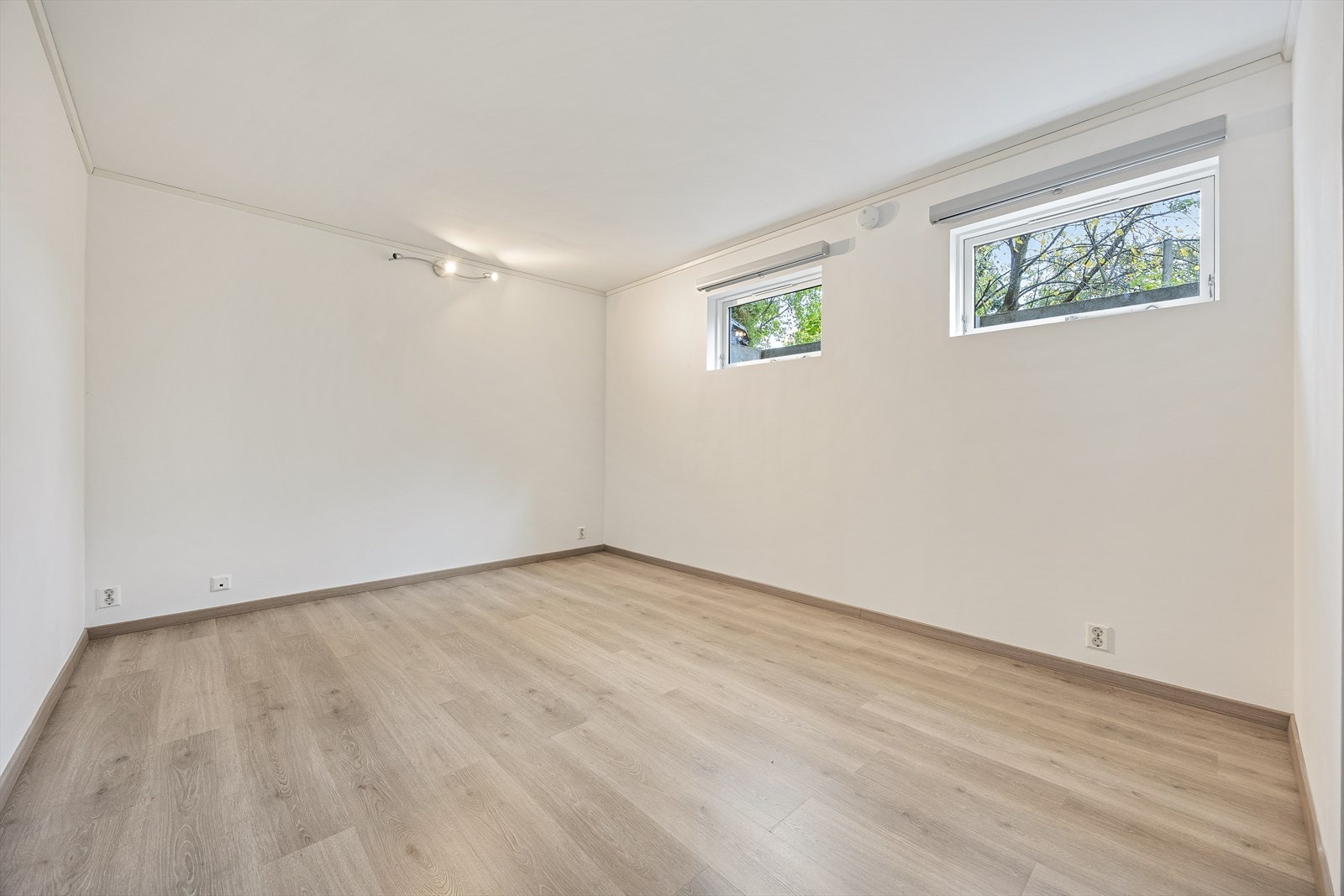 Det første soverommet er meget luftig med god plass til dobbeltseng. Galleribilde