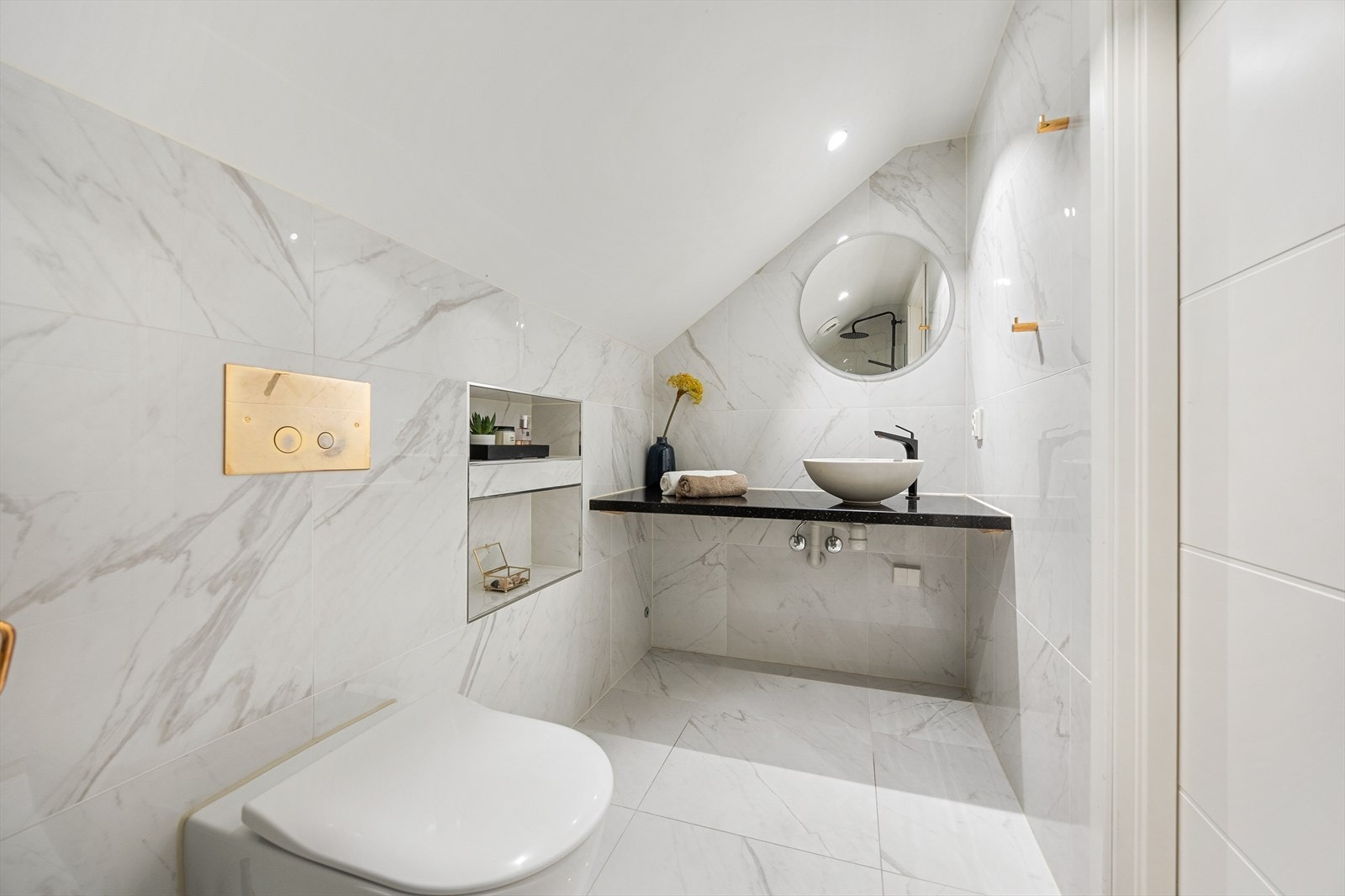 Badet ble totalrenovert i 2019 og har en moderne standard med flislagte overflater og gulvvarme. Galleribilde