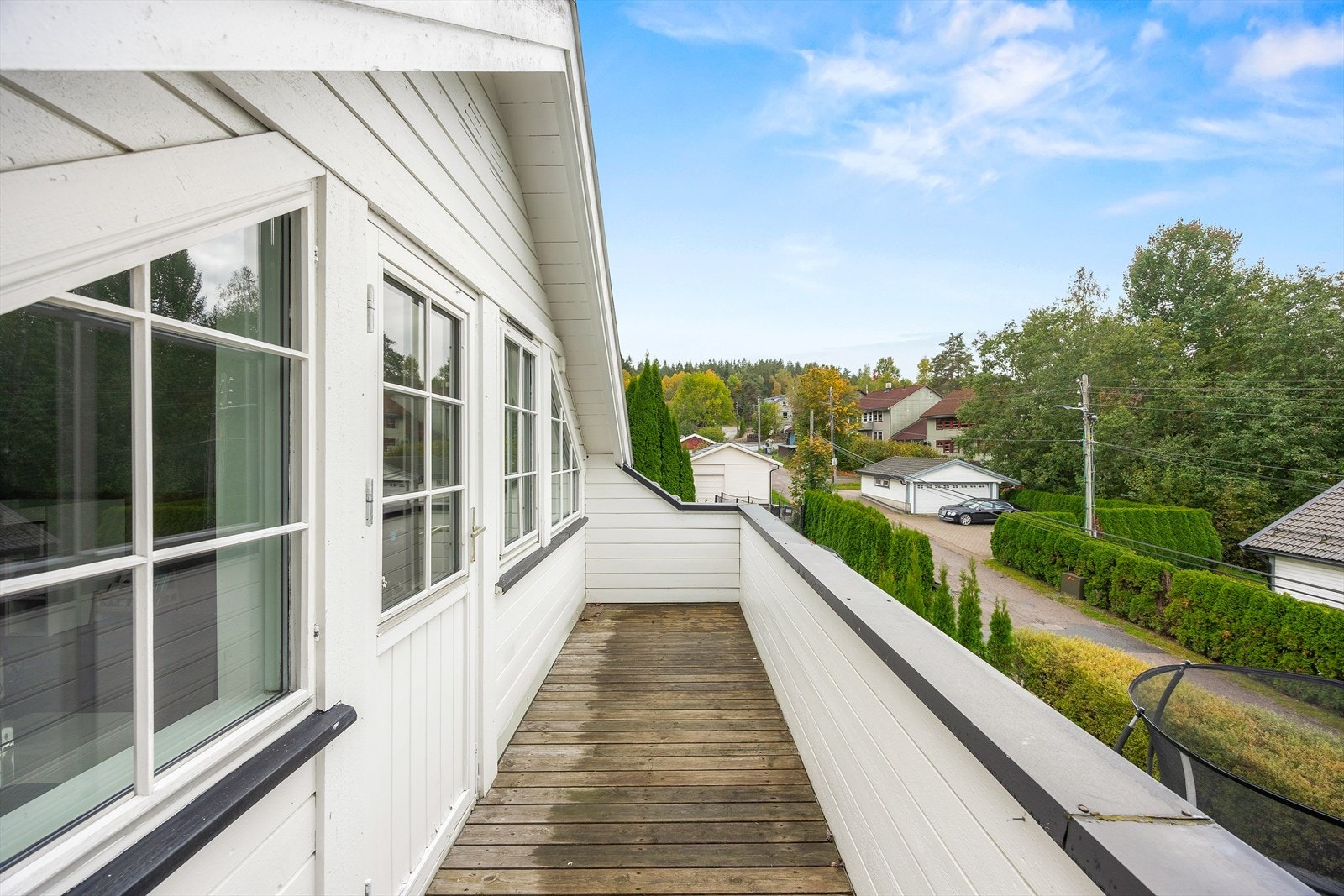 Balkongen er langstrakt og har plass til et lite kafésett og beplantning. Galleribilde
