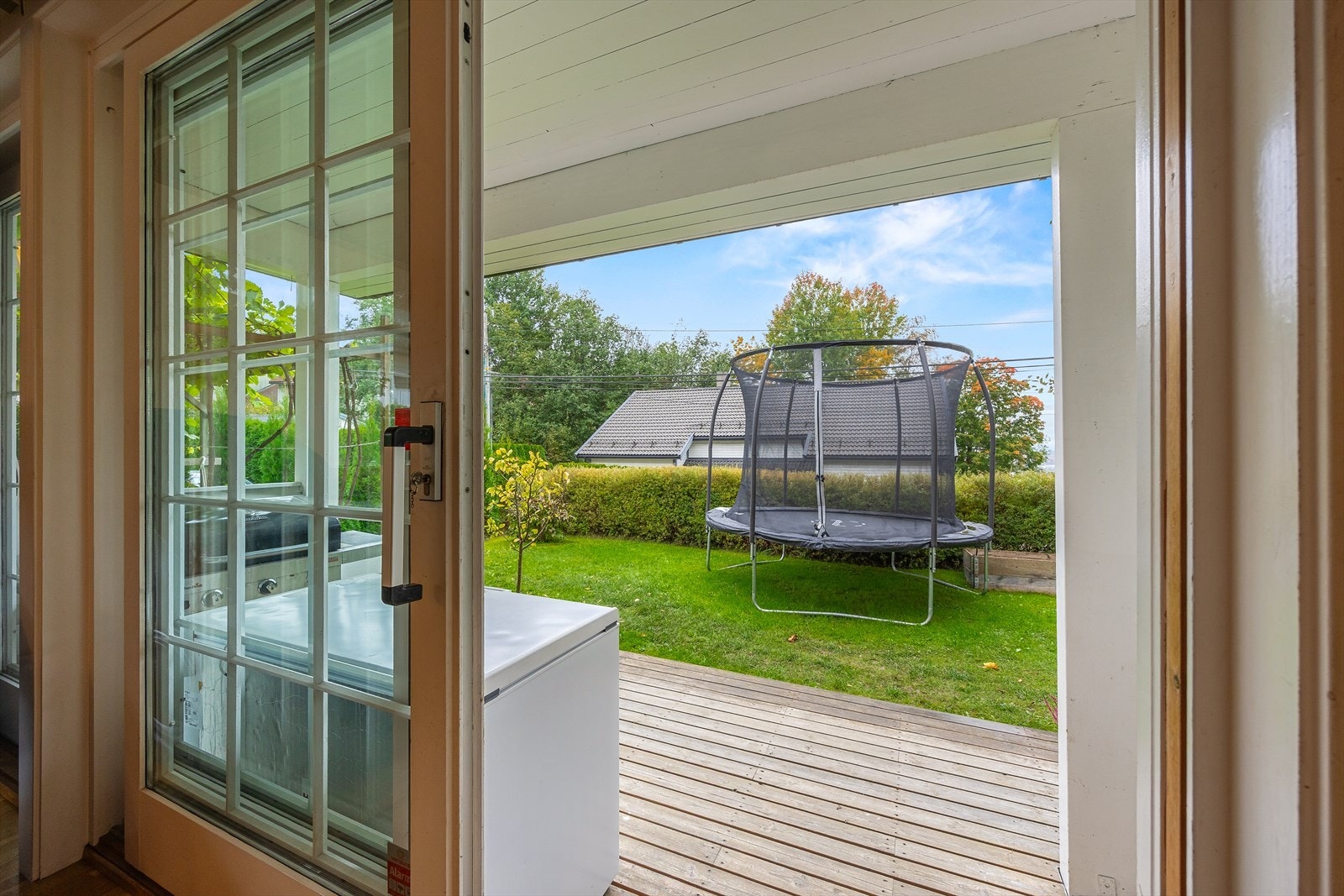 Fra stuen har man utgang til en solrik terrasse på 15 m². Galleribilde