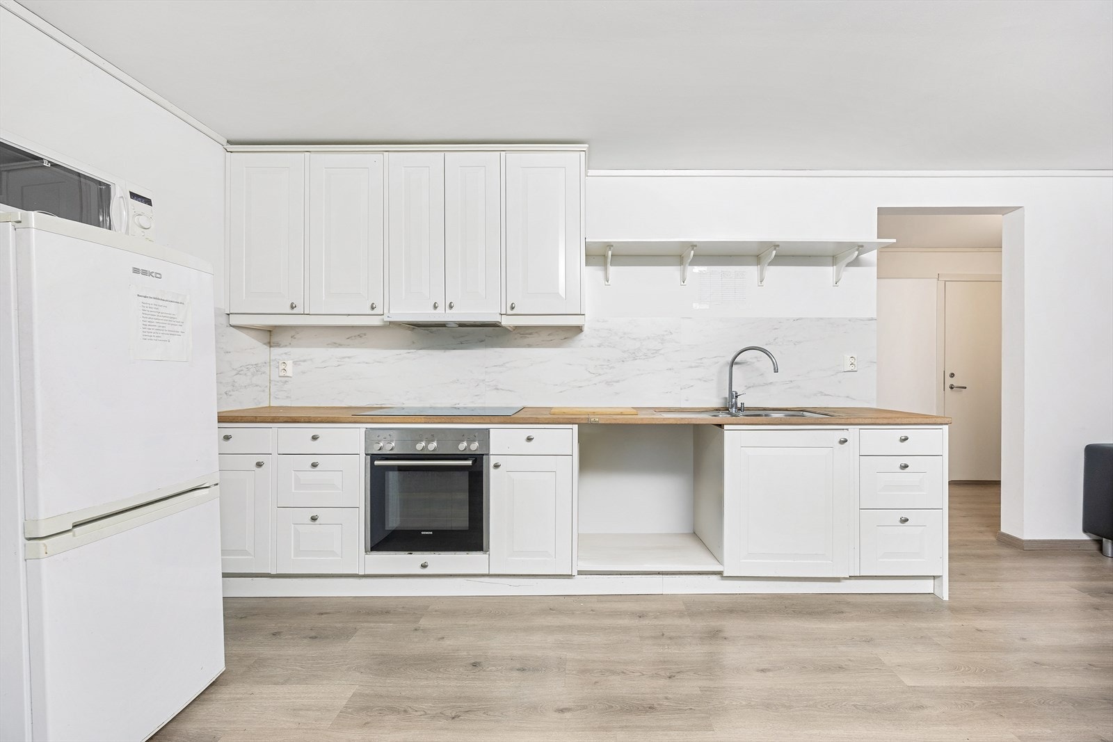 Det er godt med oppbevaringsplass i høyskapene, samt gode arbeidsflater på benkeplaten. Galleribilde