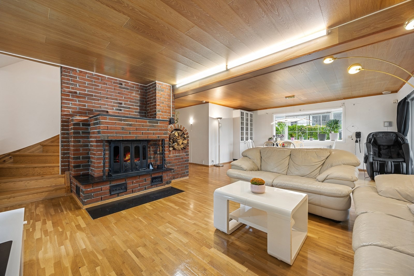 Ildsted plassert i stuen sørger for effektiv oppvarming. Galleribilde