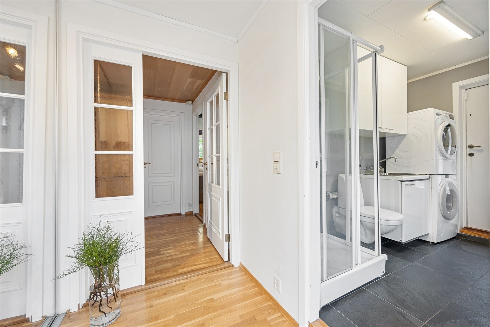 I vindfangen er det et stort skyvedørsskap med speilflater. Galleribilde