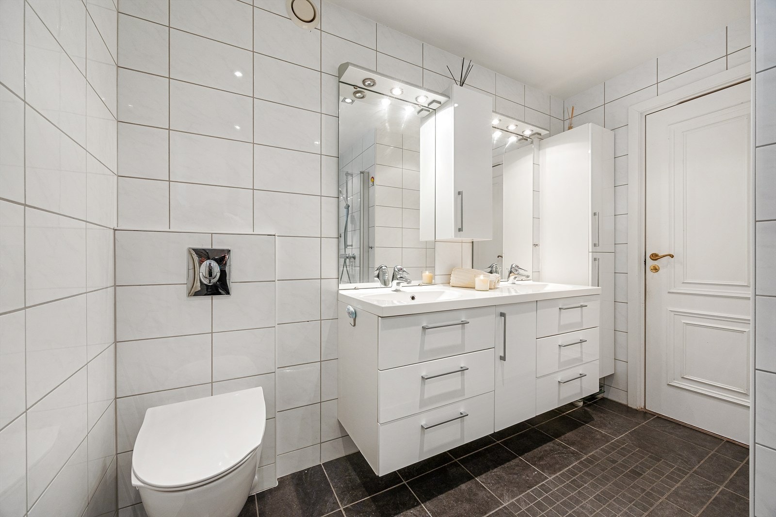 Belysning fra de vegghengte speilene sikrer jevn lysfordeling i rommet. Galleribilde