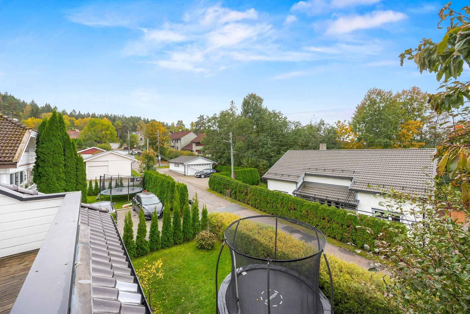 Utsikt fra balkongen mot egen hage. Galleribilde