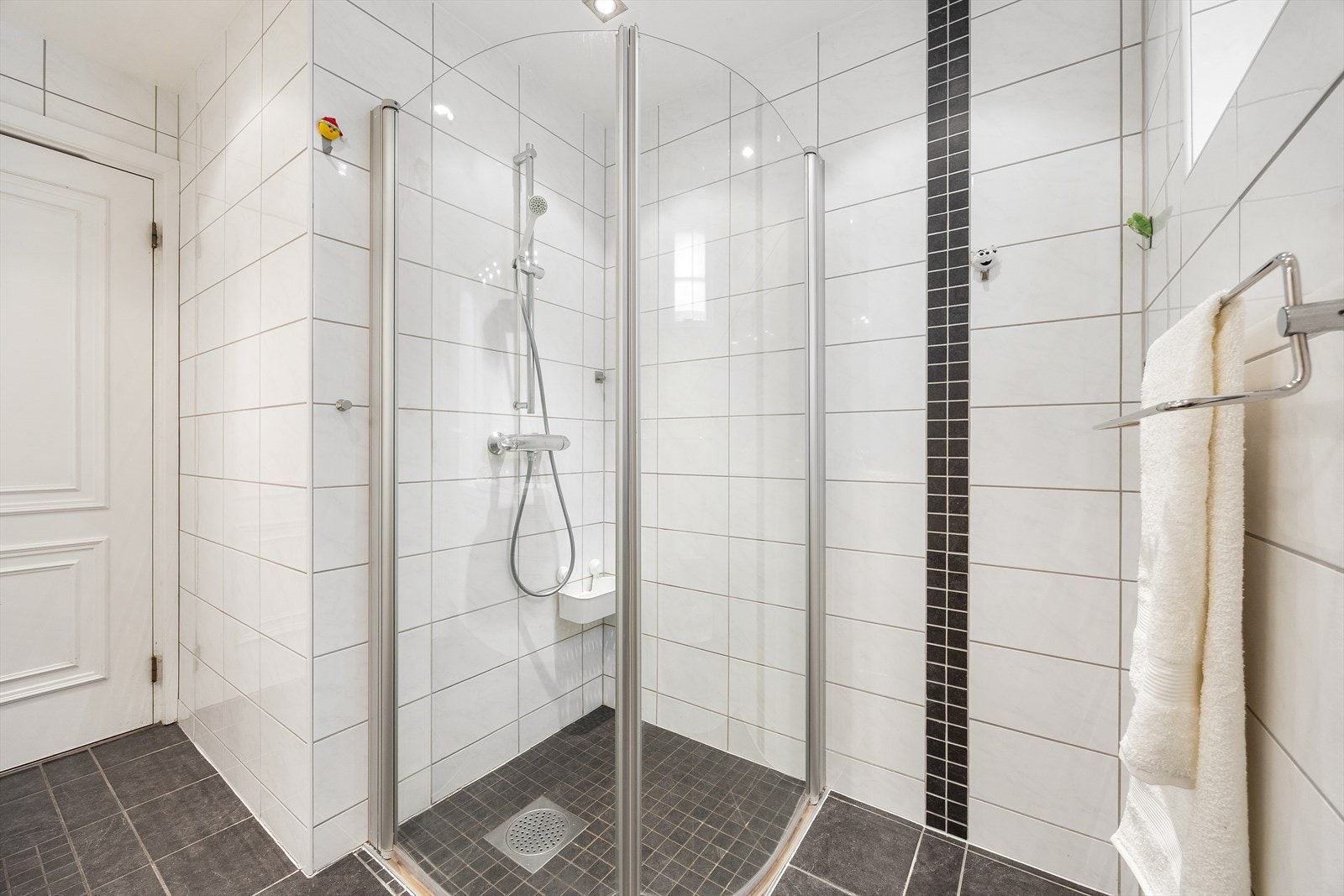 Badet har flislagte flater og varmekabler i gulvet. Galleribilde