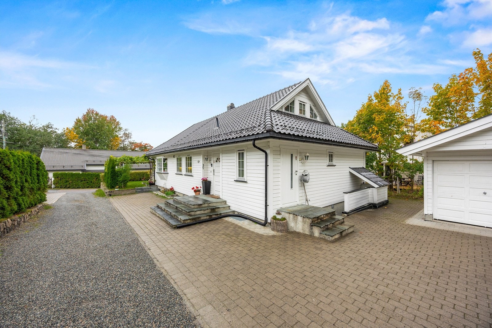 Egen inngang til hybel ned trappen til høyre. Galleribilde