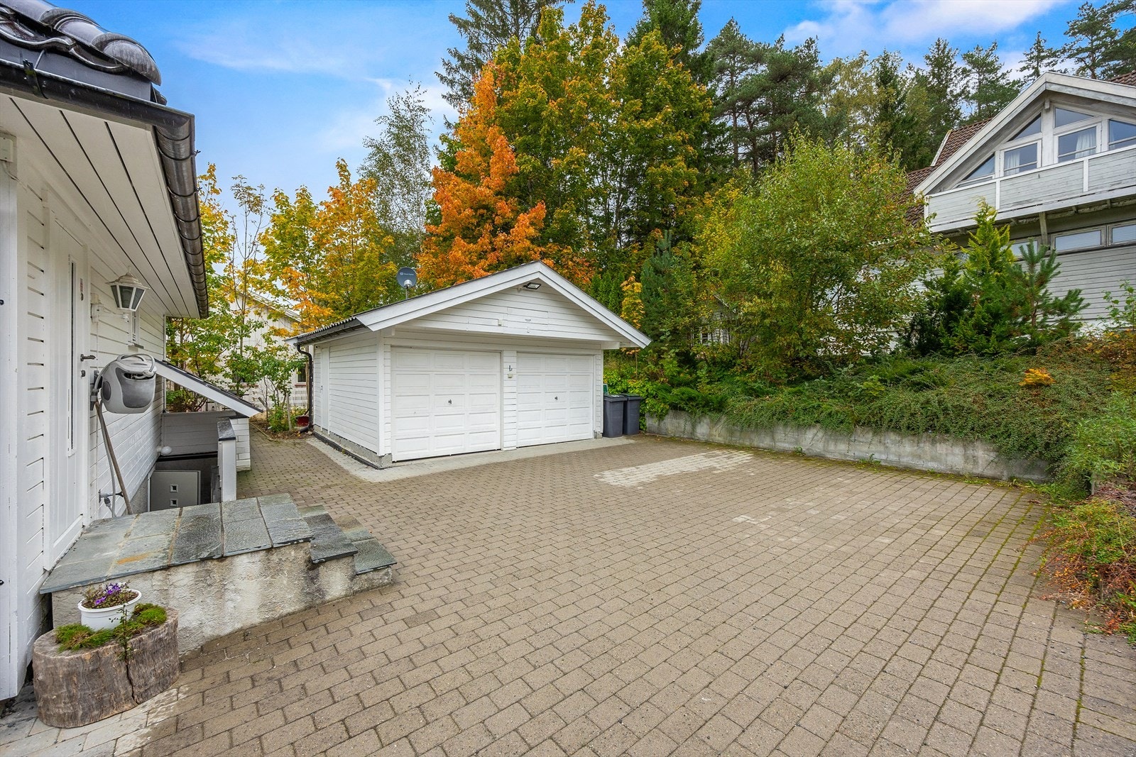 Dobbelgarasje på 30 m² med elektrisk portåpner, og bil lader. Galleribilde