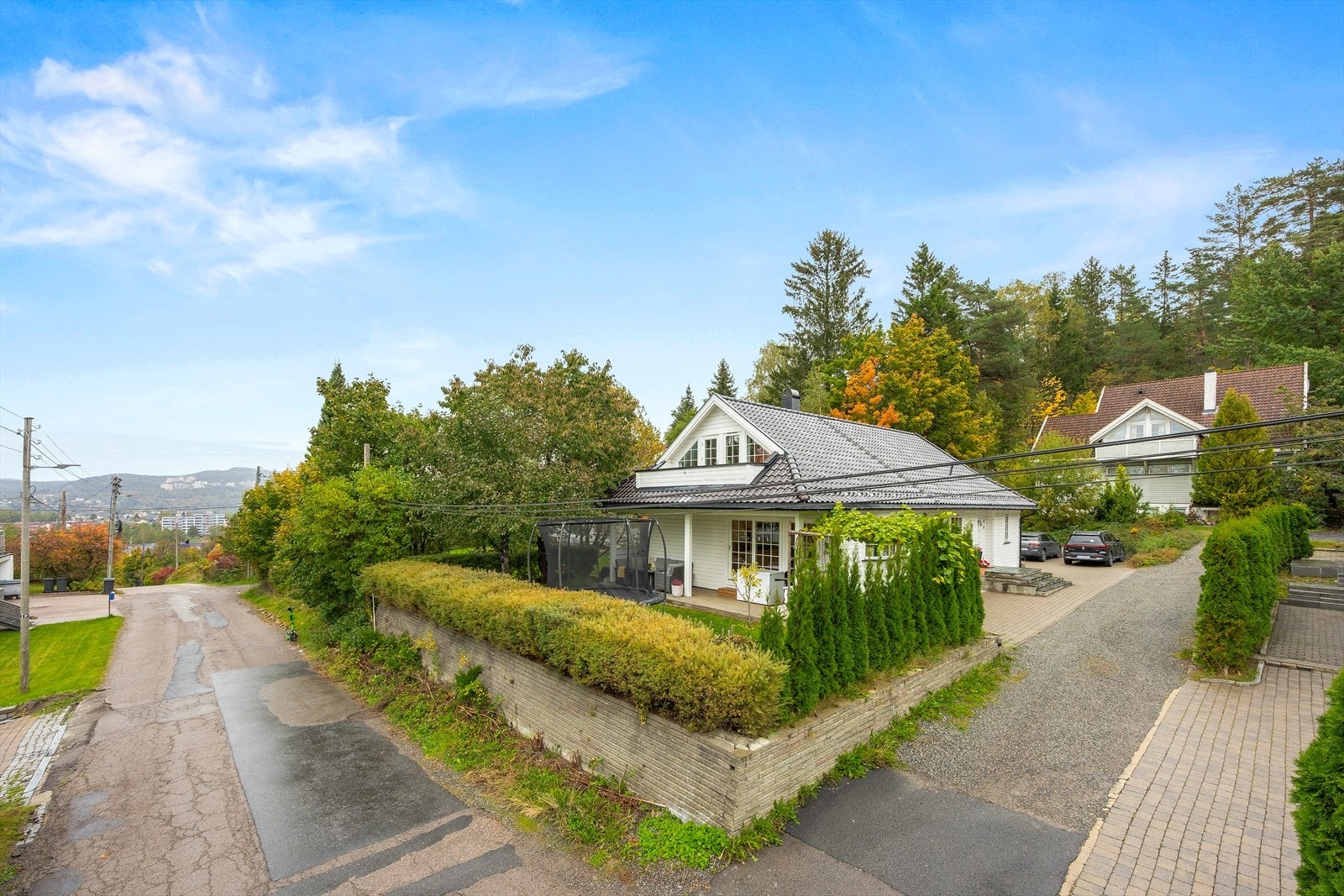 En stor og innholdsrik enebolig med attraktiv beliggenhet i blindvei på Gamle Furuset, med umiddelbar nærhet til marka. Galleribilde