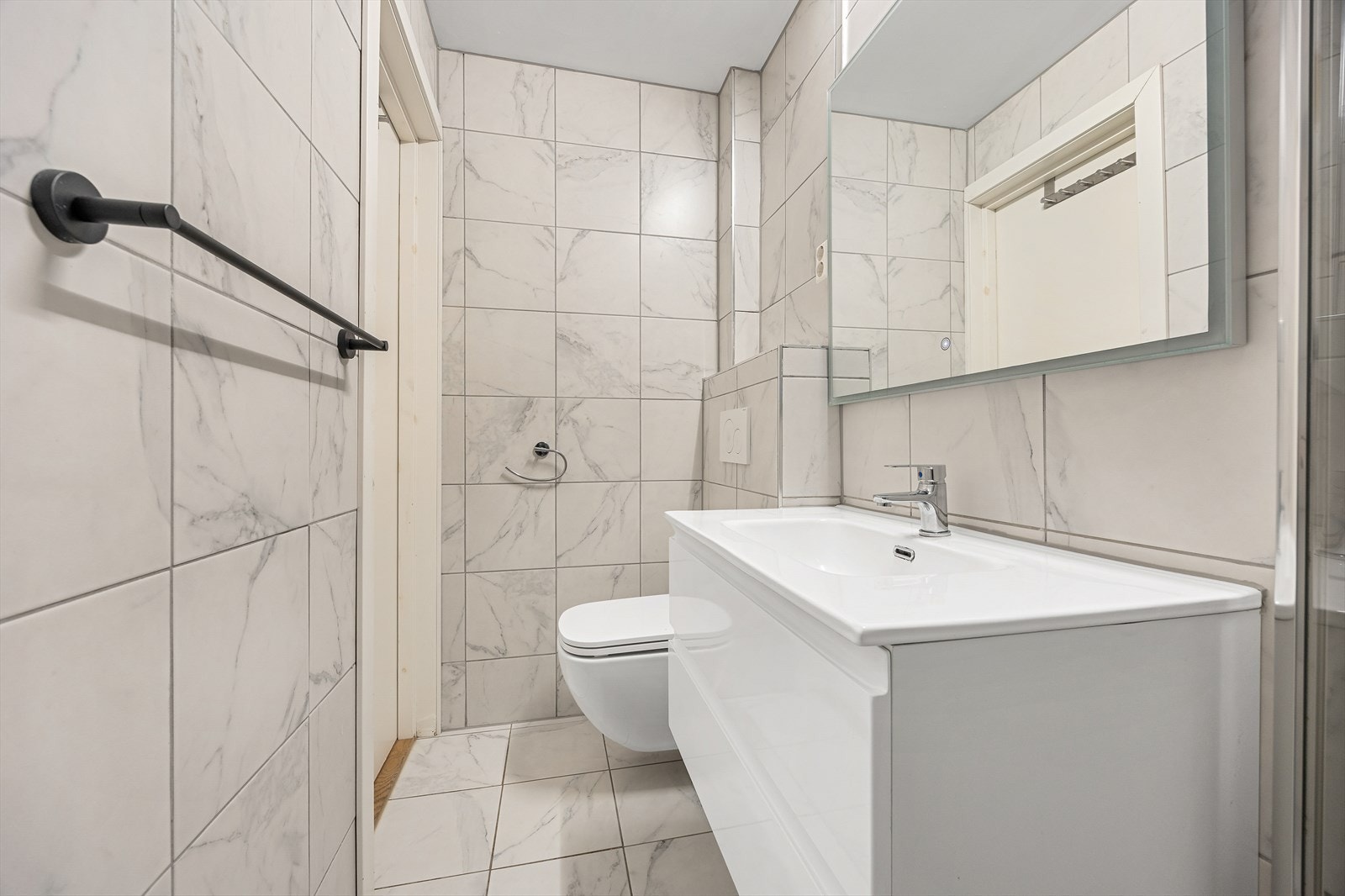 Badet ble modernisert i 2019 og har flislagte flater og gulvvarme. Galleribilde