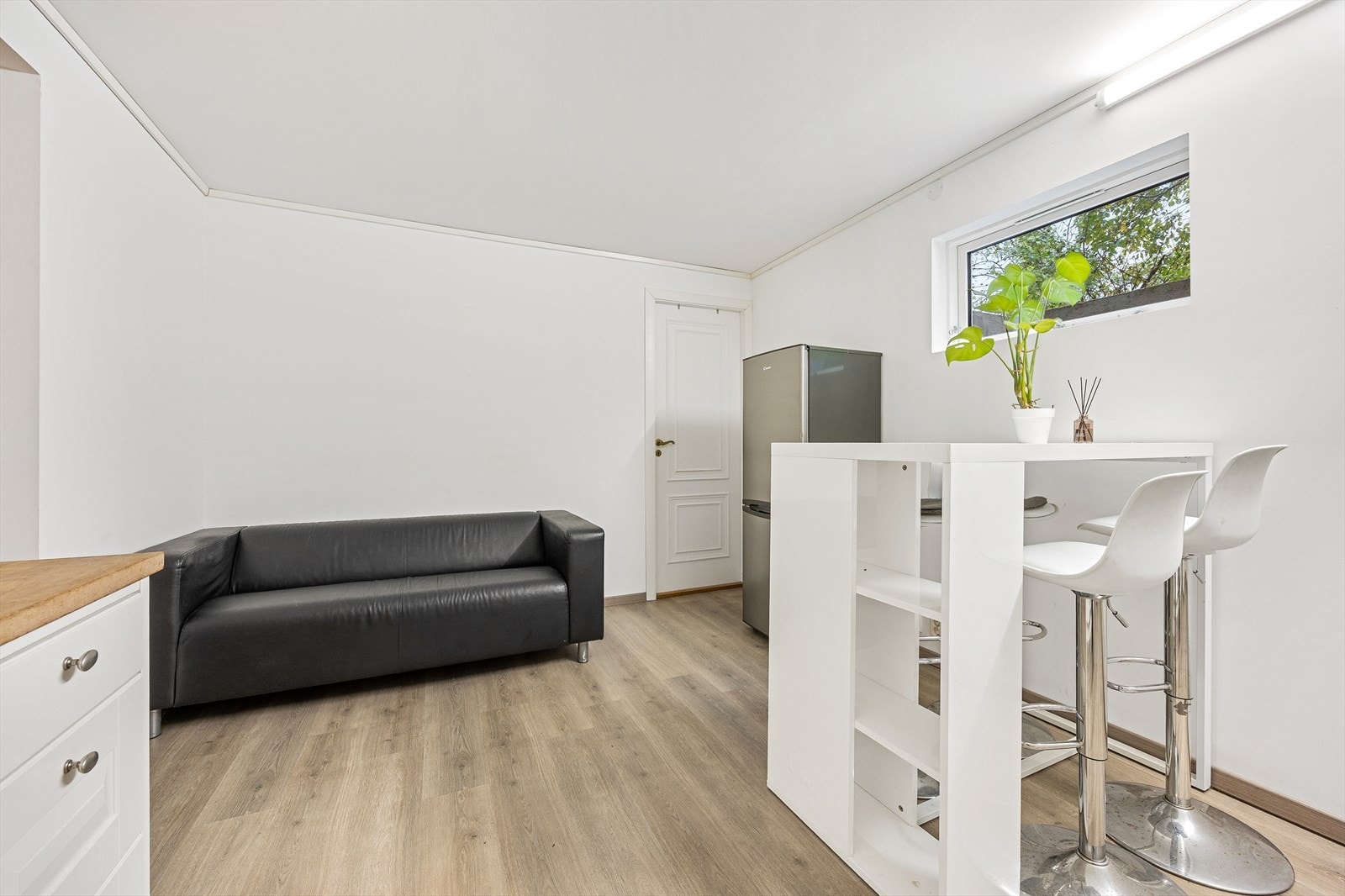 Kjelleren har egen inngangsdør som fører til stue- og kjøkkenarealet. Galleribilde