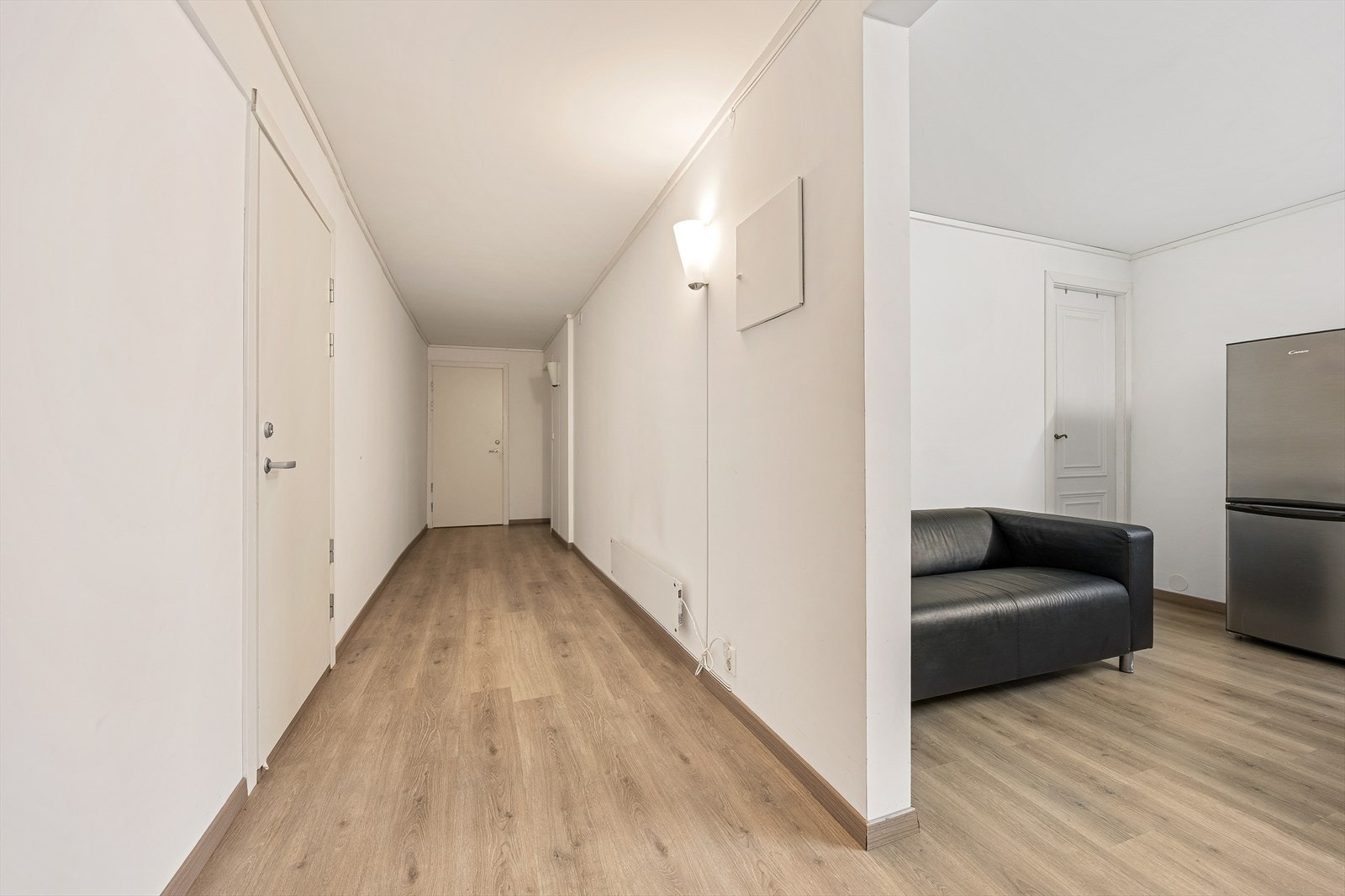 I underetasjen er det et stort gangparti som strekker seg gjennom etasjen. Galleribilde