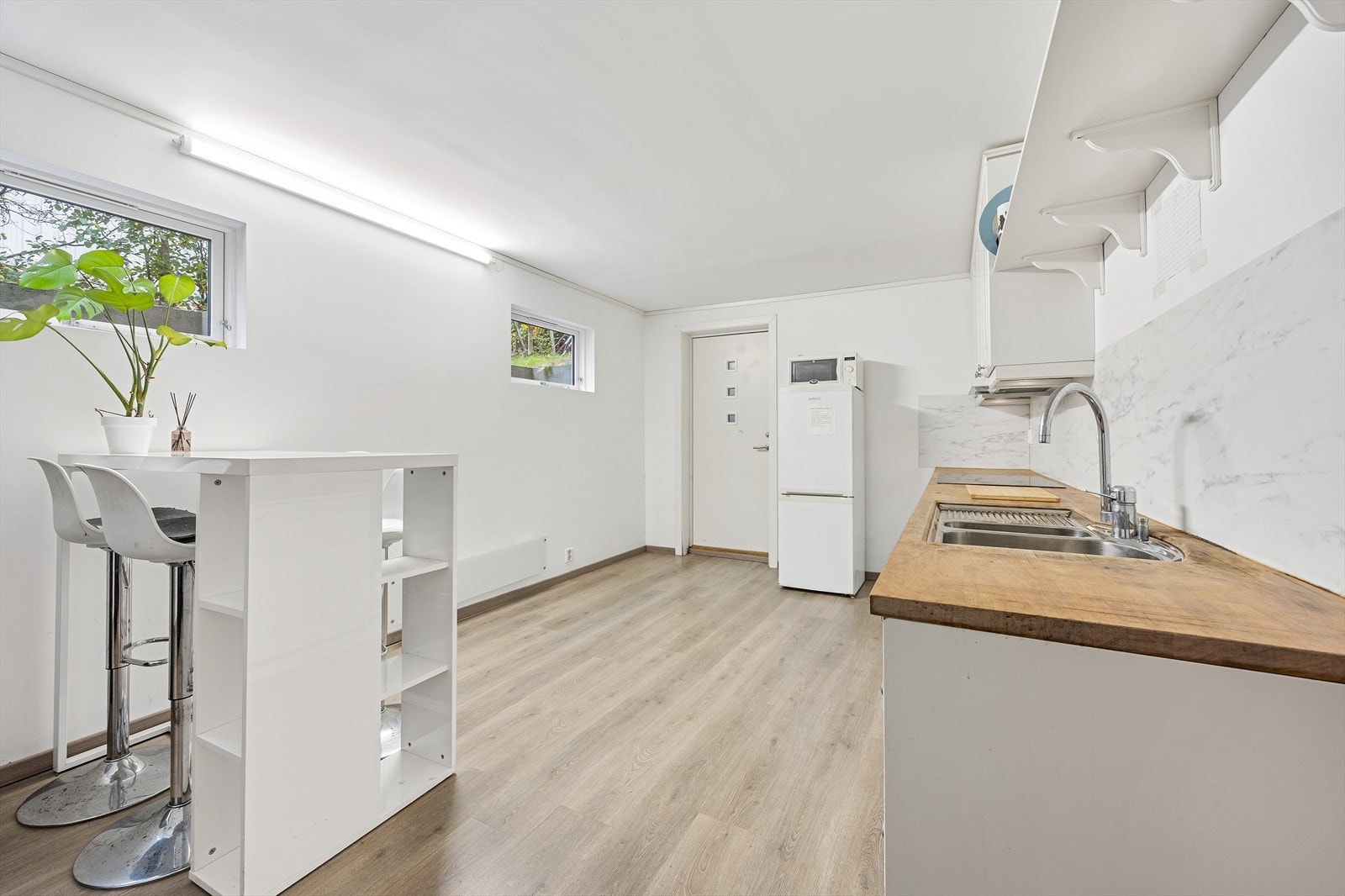 I rommet er det plass til både spisebord og en liten stuedel. Galleribilde