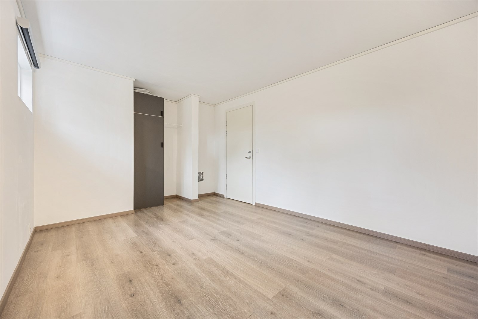 Her kan man ha flere garderobeløsninger for oppbevaring av tøy og sko. Galleribilde