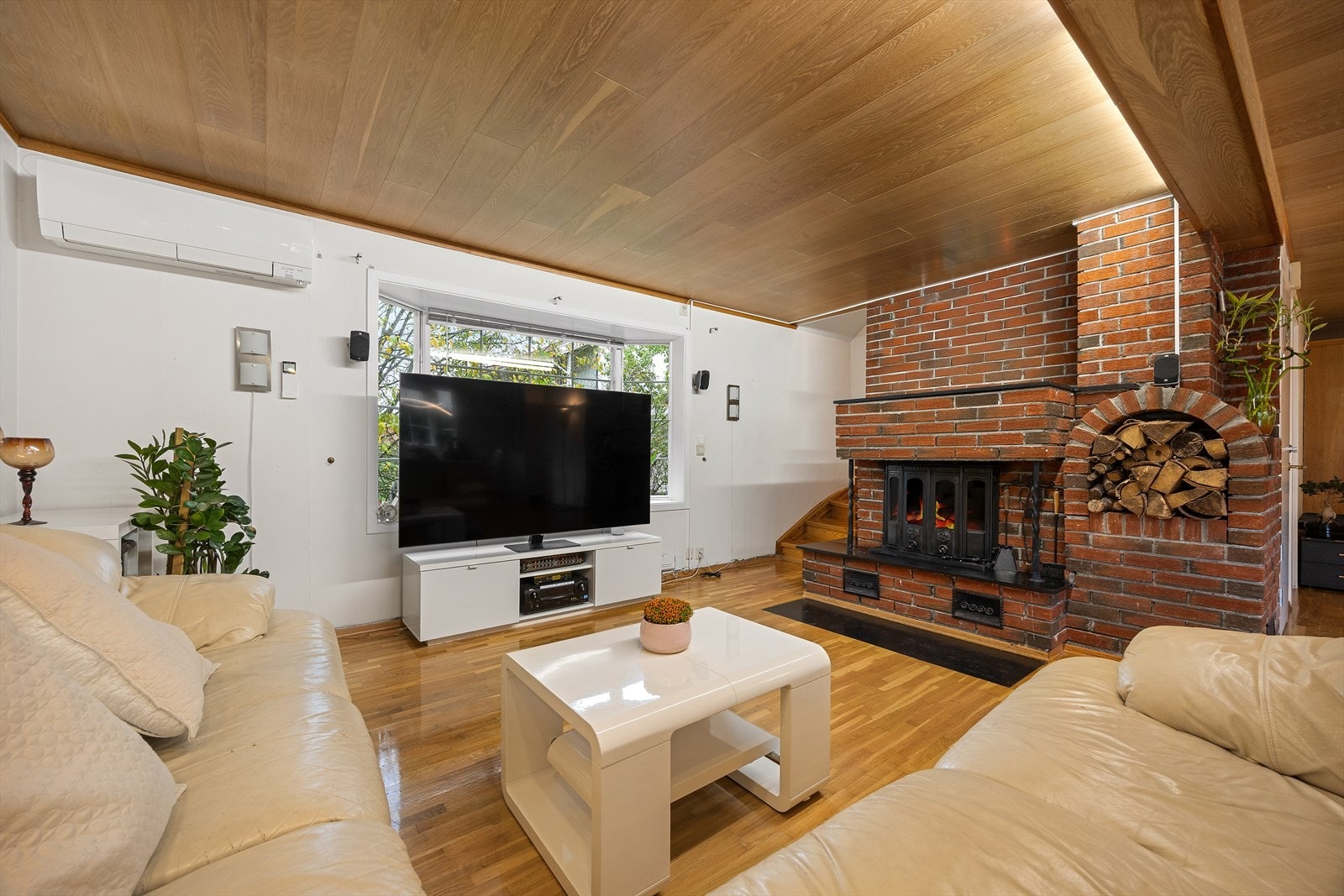 Stuen er meget romslig med gode innredningsmuligheter. Galleribilde