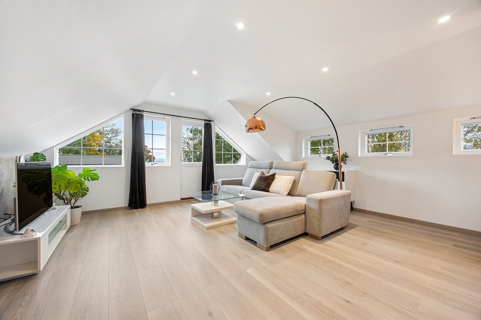 Fra det innredede loftet har man tilgang til en balkong på 6 m². Galleribilde