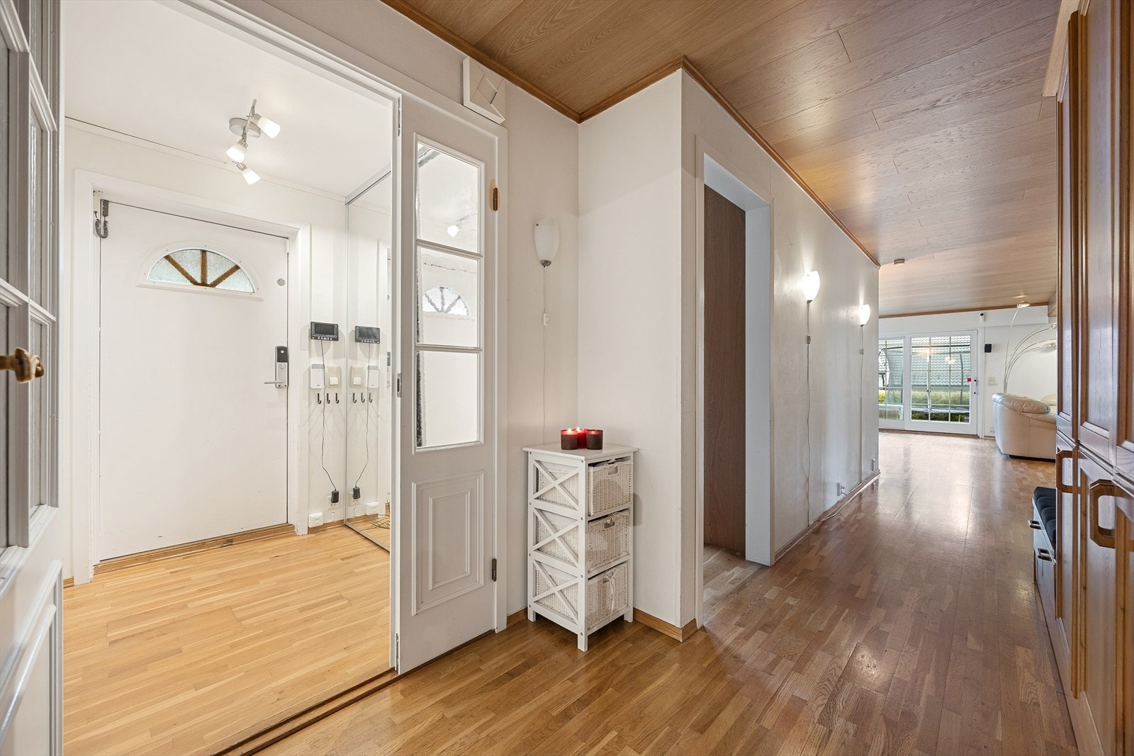 Videre inn i etasjen kommer man til en langstrakt gang som fører til de øvrige rommene. Galleribilde