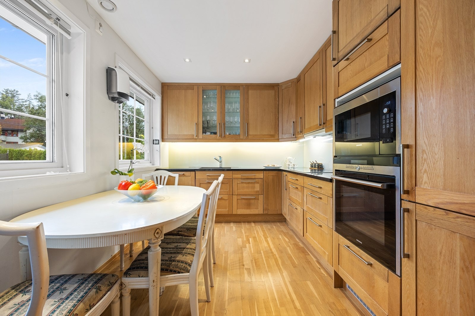 Kjøkkenet ble modernisert i 2019 og har laminatinnredning og benkeplate i stein. Galleribilde