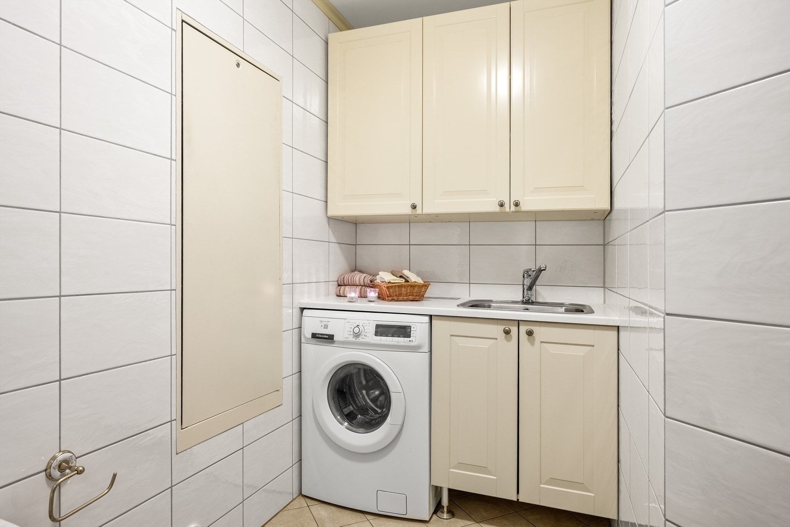 Det er avsatt en egen vaskeromsavdeling med praktisk innredning, plass til vaskemaskin, utslagsvask i rustfritt stål som også er montert i innredningen Galleribilde