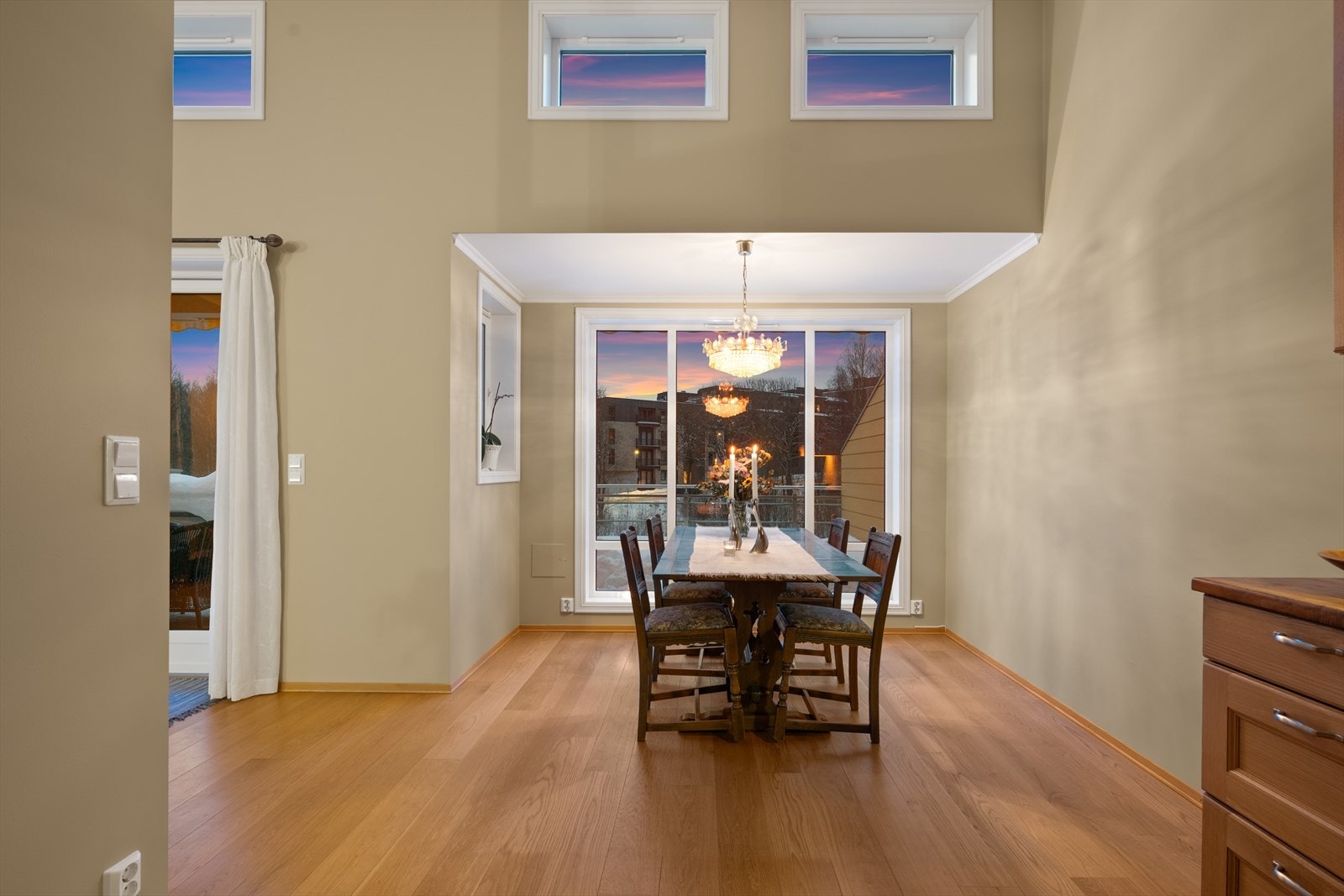 Den flotte spisestueplassen i tilknytning til kjøkkenet Galleribilde