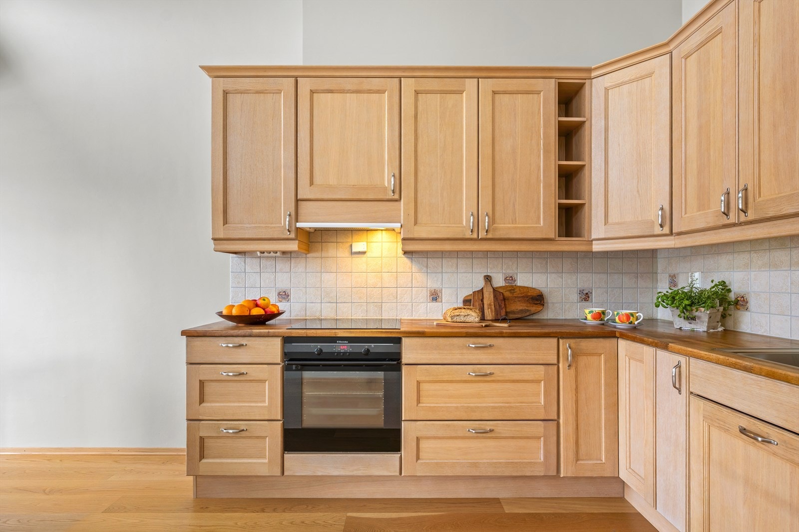 Innredning i eik utførelse - det medfølger integrerte hvitevarer Galleribilde