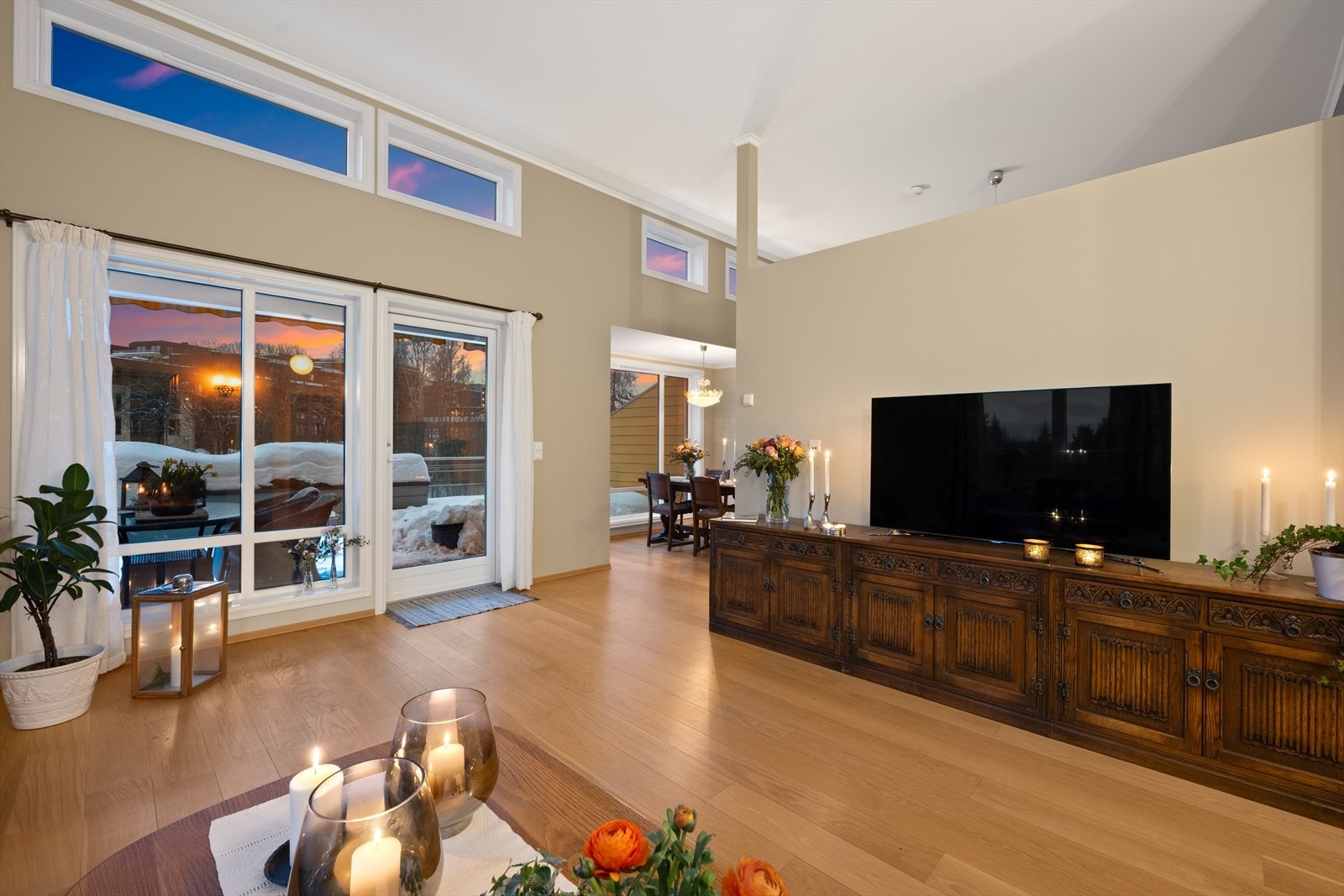 Stuen i hyggelig kveldsstemning Galleribilde