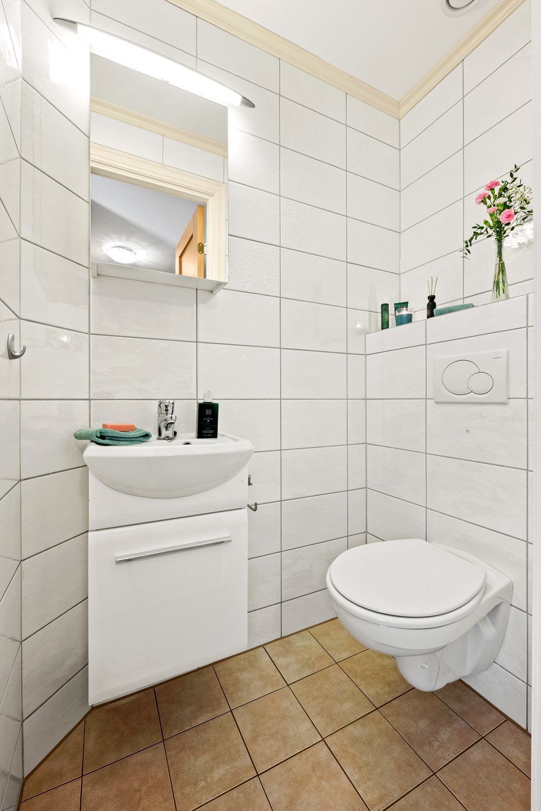 Separat toalett med servantinnredning og vegghengt toalett Galleribilde