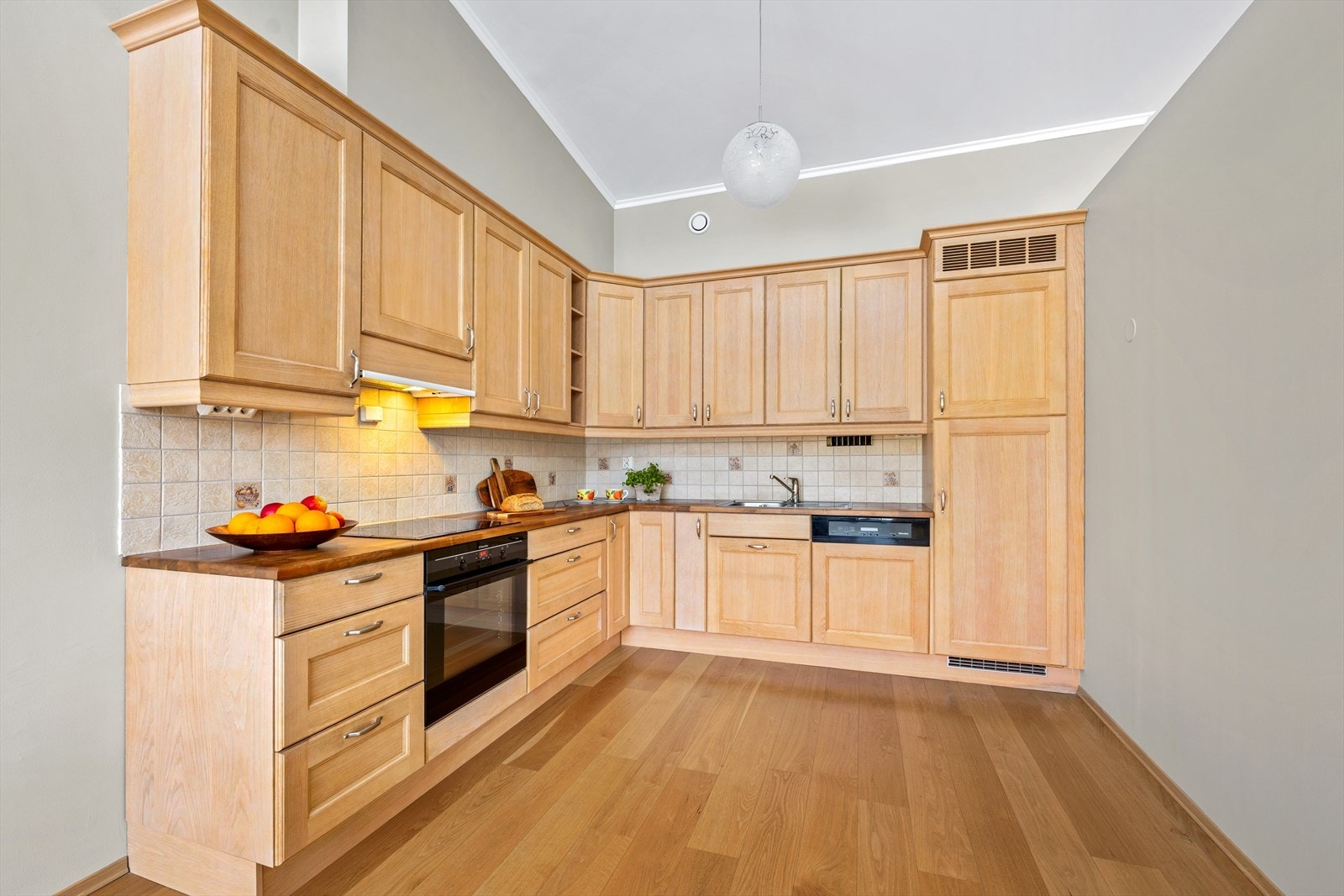 Leiligheten har et romslig kjøkken i delvis åpen løsning mot stuen Galleribilde