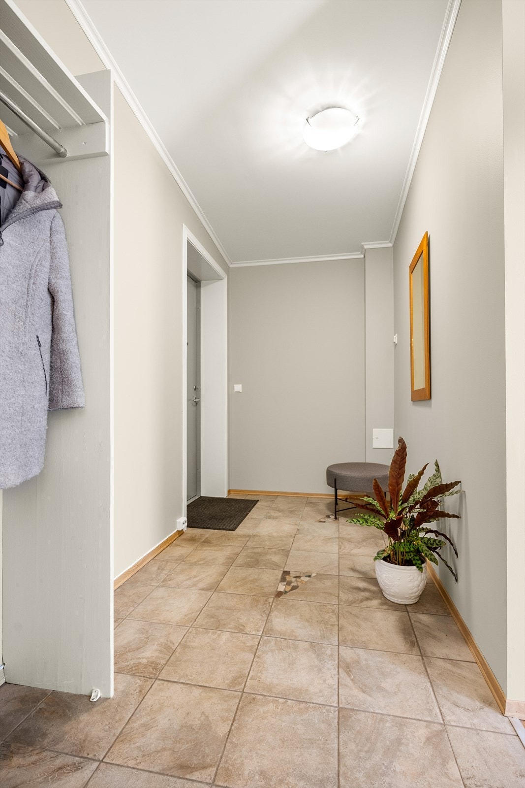 Entre/inngangsparti med praktiske gulvfliser Galleribilde