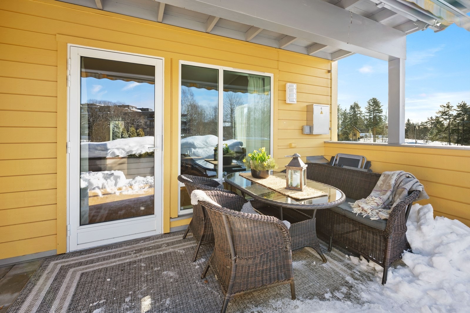 Terrassen er delvis overbygget og med terrassemarkise Galleribilde