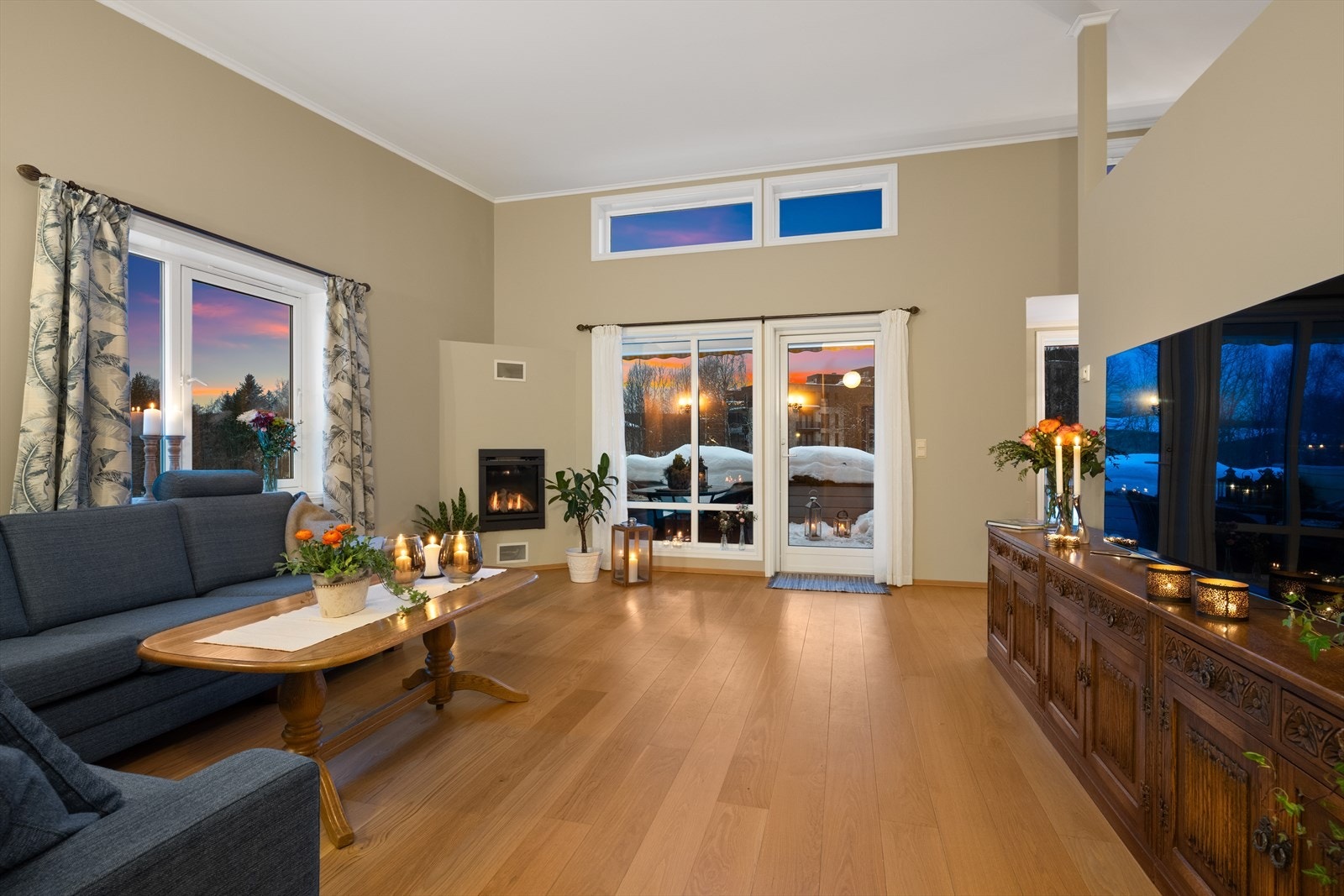 Stuen i hyggelig kveldsstemning - med gasspeis for de kaldeste dagene Galleribilde