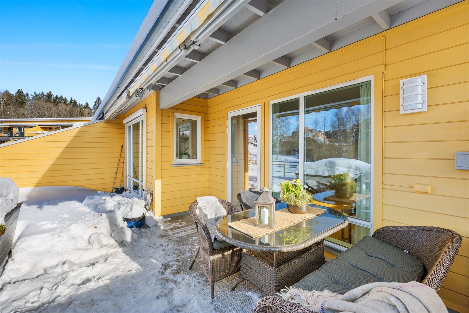 Terrassen er på ca 24 kvm og har uttak for gass og strøm Galleribilde