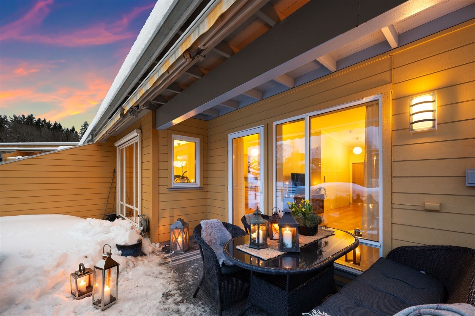 Den store og flotte terrassen i hyggelig skumringslys Galleribilde