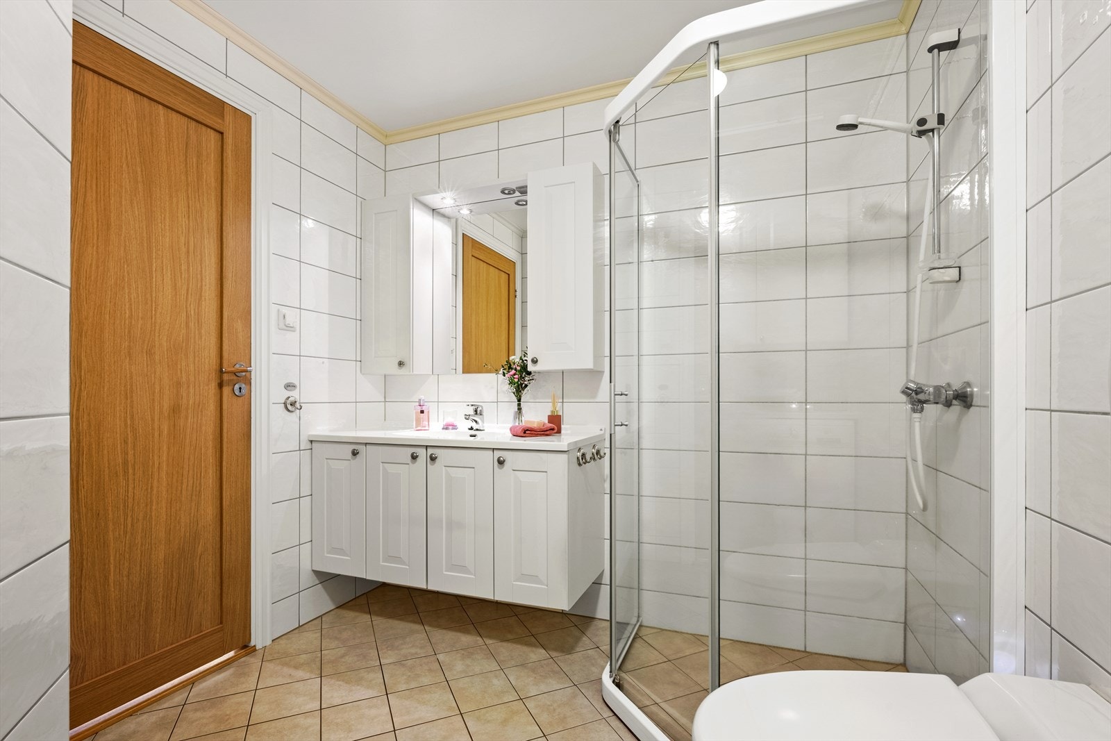 Innredet med servant i baderomsinnredning, vegghengt toalett og dusjhjørne Galleribilde