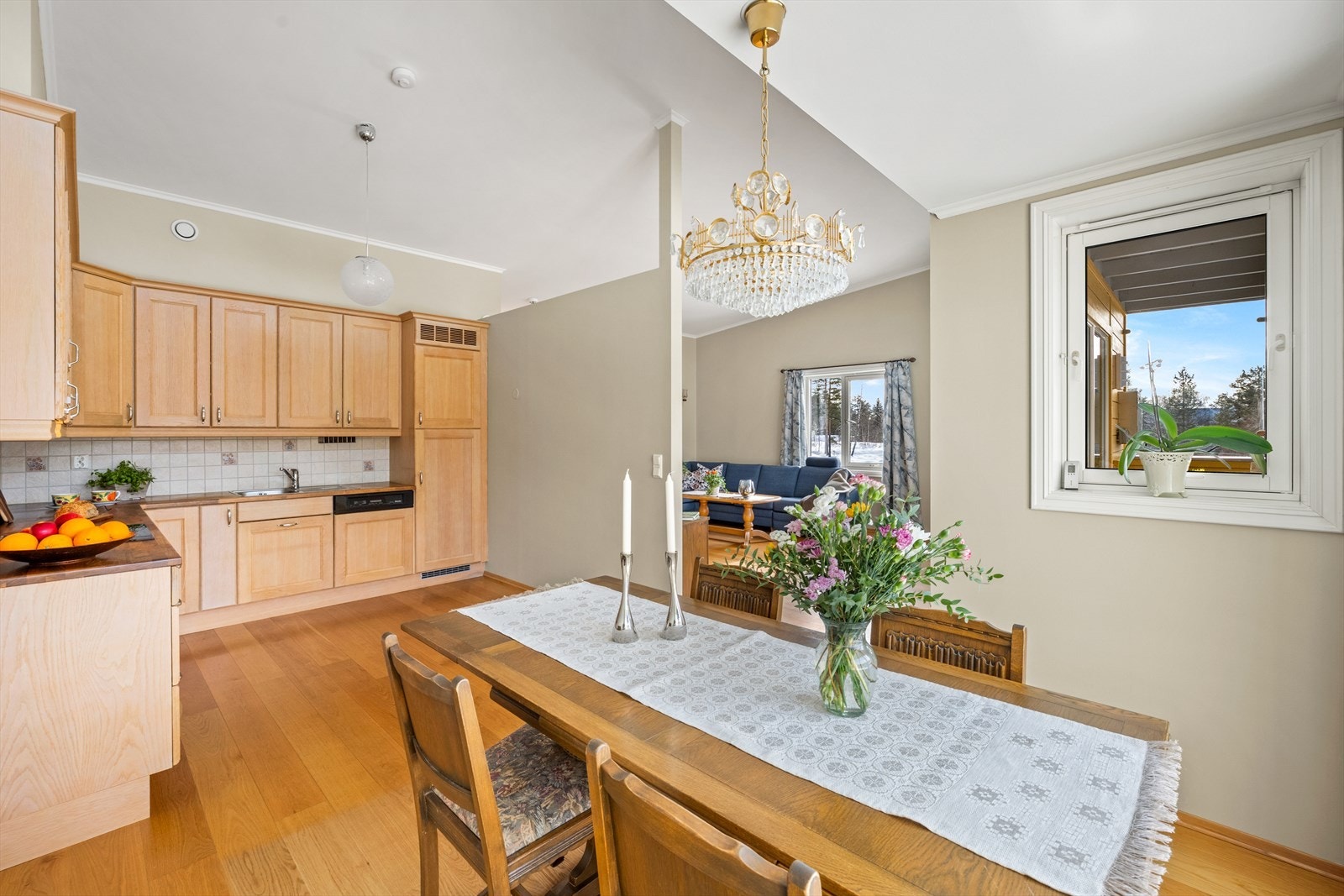 Kjøkkenet er stort og stilig og med rikelig lys inn via store vinduer - flott plass til et stort spisebord Galleribilde