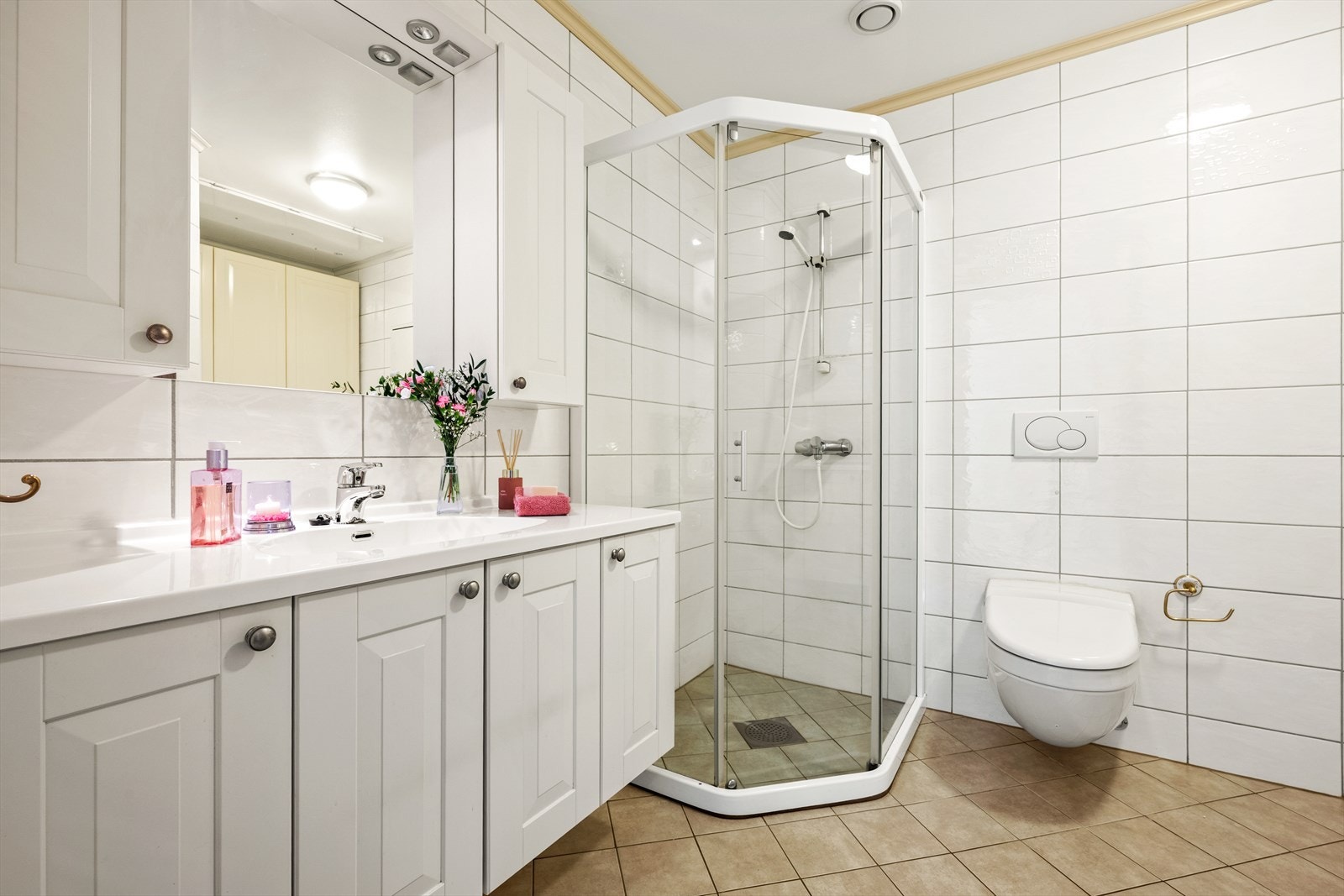 Bad/WC/vaskerom med flislagte overflater Galleribilde