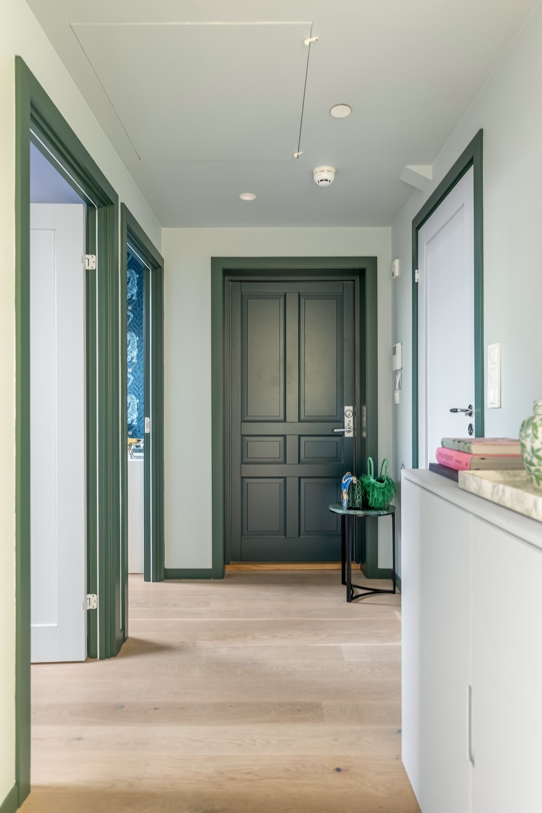 Leiligheten har blitt fargesatt i samarbeid med en profesjonell fargerådgiver, og malt i en nøye utvalgt palett. Galleribilde