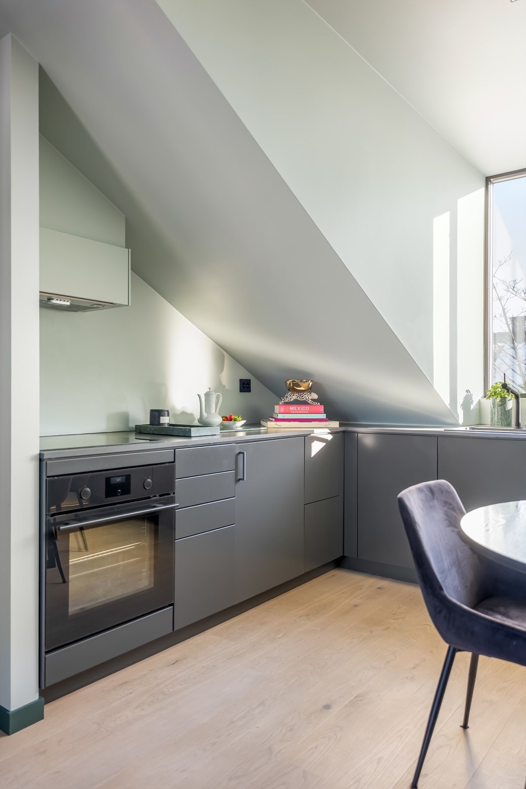 Kjøkkenet er godt utstyrt med innfelte hvitevarer som koketopp, stekeovn, oppvaskmaskin, kjøleskap og fryseskap. Galleribilde