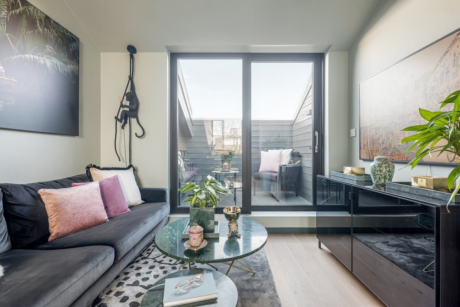 Leiligheten ble ombygget fra råloft i 2017/2018, og holder en gjennomgående god standard med delikate farge- og materialvalg. Galleribilde