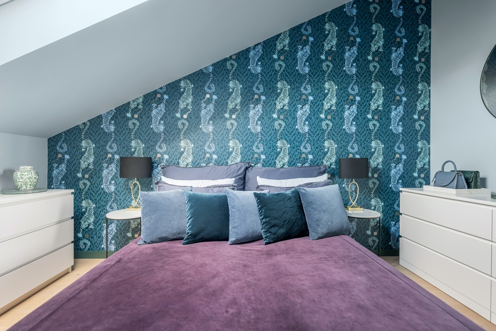 En av veggene er tapetsert, noe som gir rommet ekstra karakter. Galleribilde