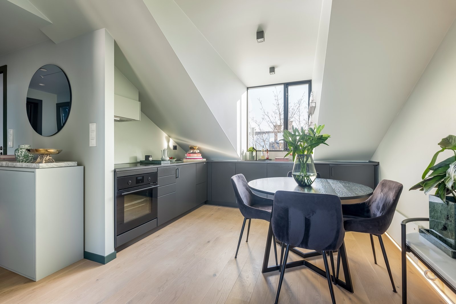 Innredningen er fra Drømmekjøkkenet, med glatte, fabrikklakkerte fronter og benkeplate i slitesterk kompaktlaminat. Galleribilde