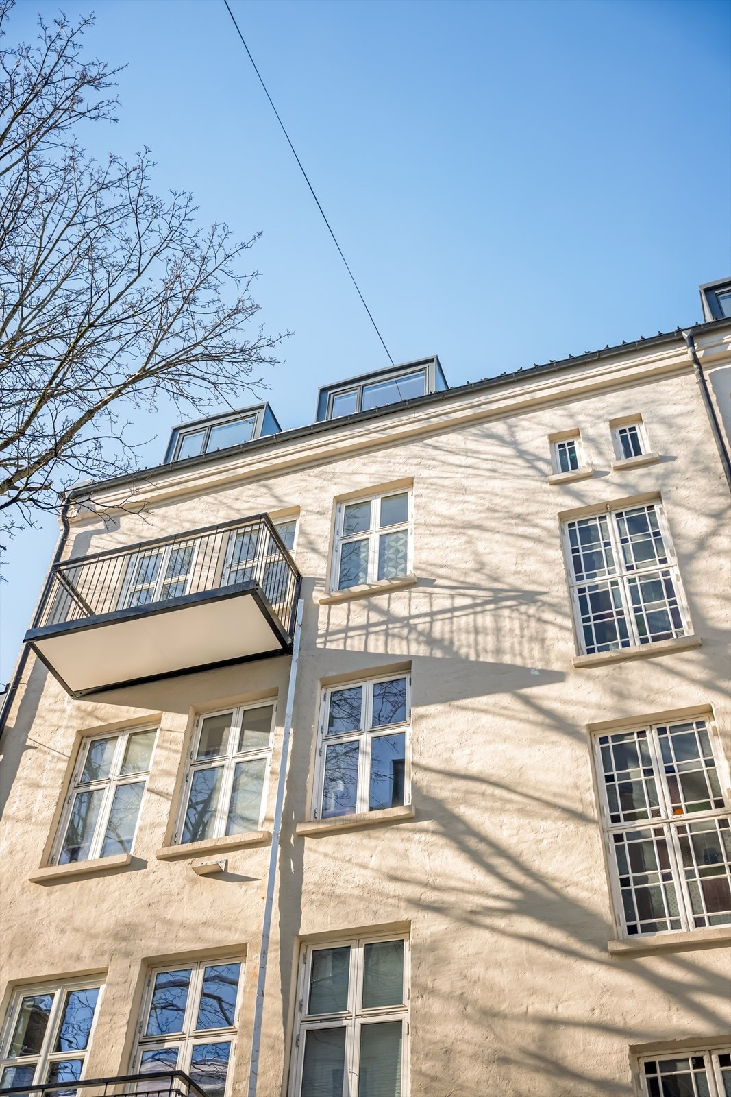 Leiligheten ligger øverst i bygget - fem etasjer over Markveien - og byr på en tilbaketrukket og skjermet beliggenhet, samtidig som bydelens pulserende tilbud finnes rett utenfor døren. Galleribilde