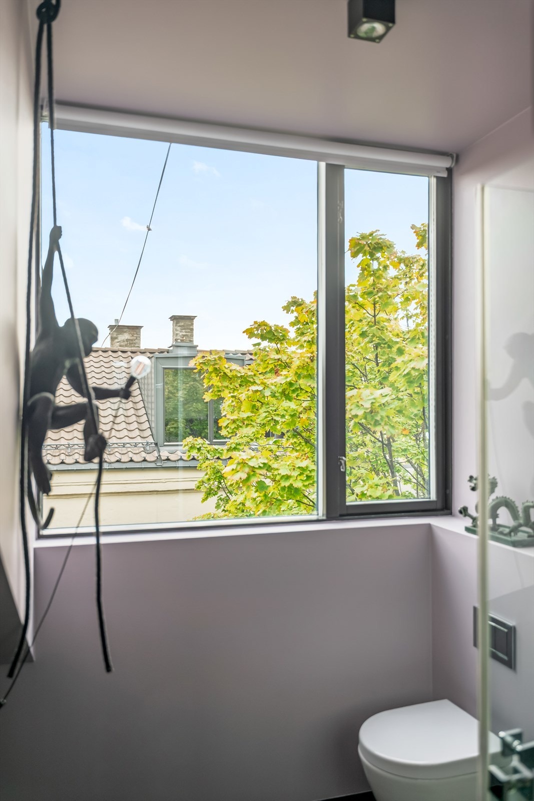 Baderommet er utført med flislagt gulv, flislagte og malte veggflater, samt himling i malt gips. Galleribilde