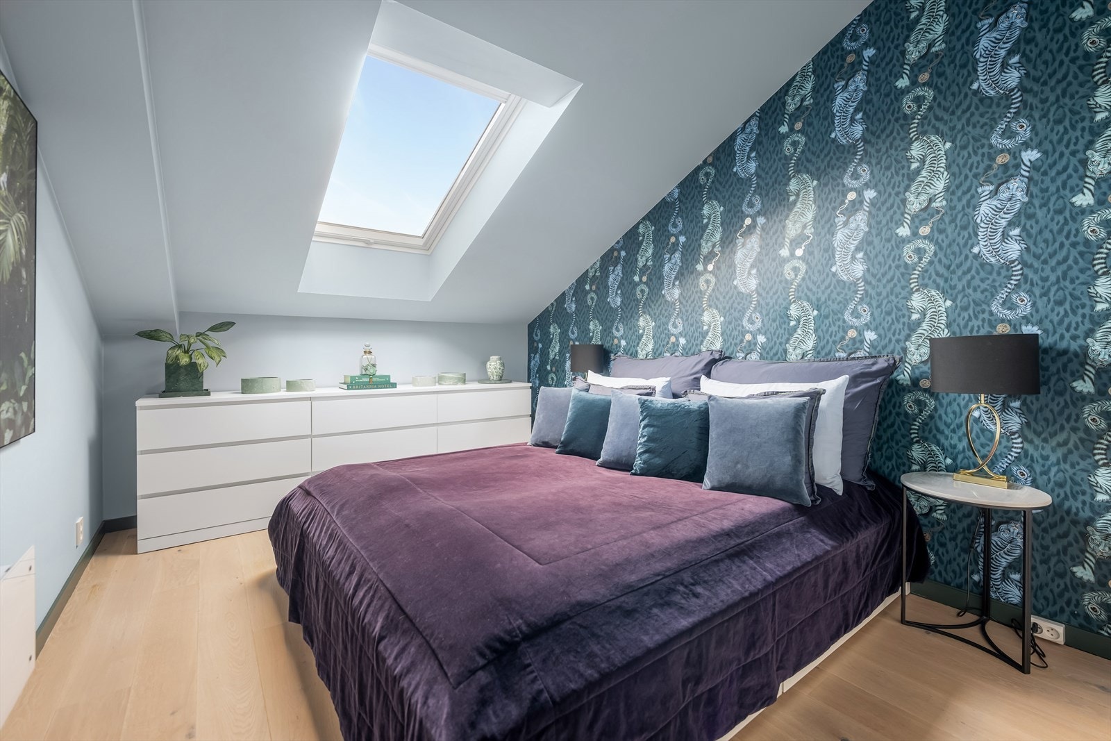 Leiligheten har to gode soverom - begge sparklet, pusset og malt i delikate farger i 2025. Det er i tillegg utført service og reparasjon på begge takvinduene i 2026. Galleribilde