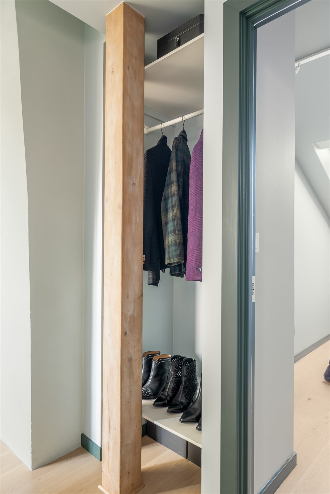 Smart, integrert opphengsløsning som gir enkel og ryddig oppbevaring av yttertøy og sko. Galleribilde