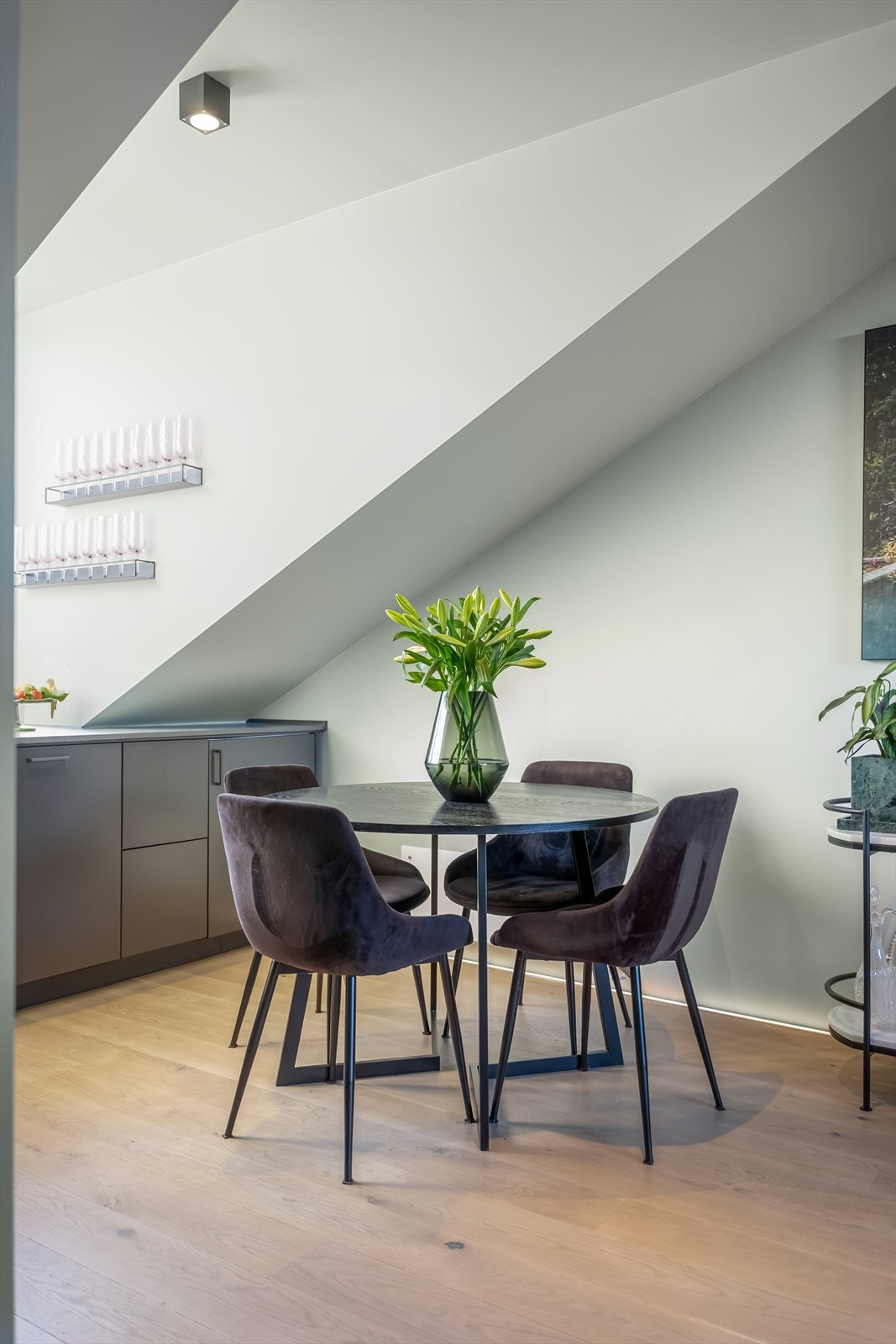 Naturlig plass til spisebord ved kjøkken. Galleribilde